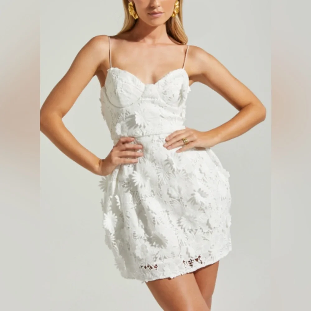 NWT Showpo Attilie Mini‎ Dress Sweetheart Bustier3D Floral Lined White. Size 8. - Picture 2 of 6